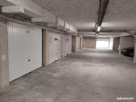 box fermé 12 m² – immeuble sécurisé – porte de bagnolet