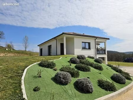 maison moderne 155 m2  4 chambres  vue dégagée  terrain 3276 m2  dpe a