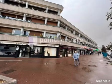 commerce divers 180 m²