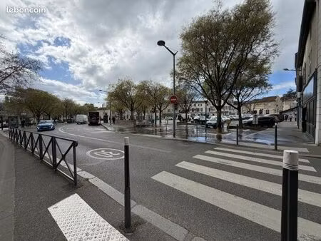 commerce habillement/textile 58 m²