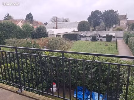 très beau studio en parfait état  avec parking et balcon terrasse