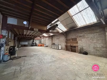 local 700 m² fenain