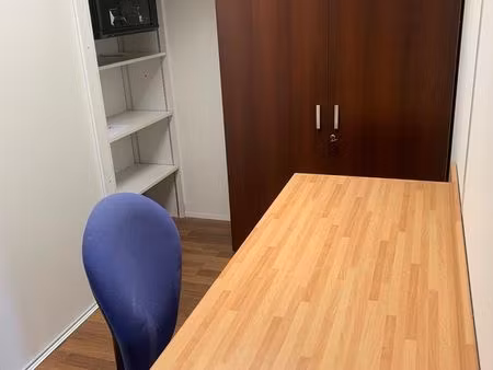 location d'un petit bureau fermé de 8m² avec de grand placard de rangement à châteaugiron 