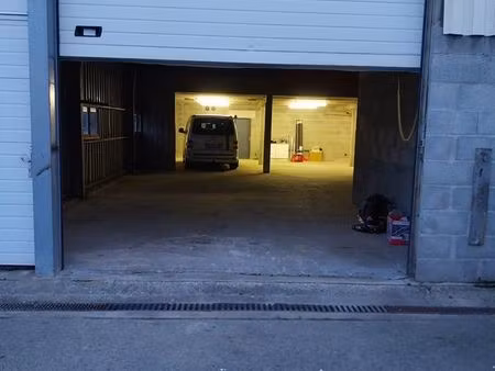 hangar de 188m2 sécurisé à louer