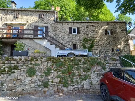 maison au bord du lac du laouzas