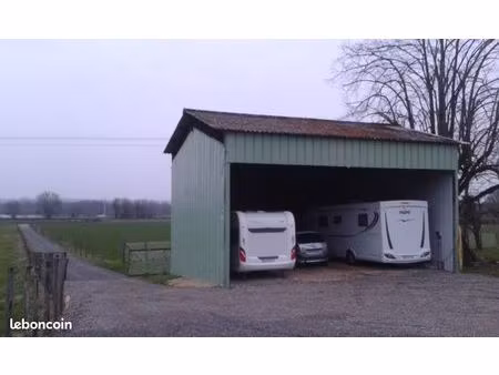 abris camping car dans hangar