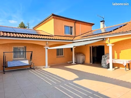 magnifique d'architecte - 5 chambres / grand espace de vie / sous-sol complet sur terrain 