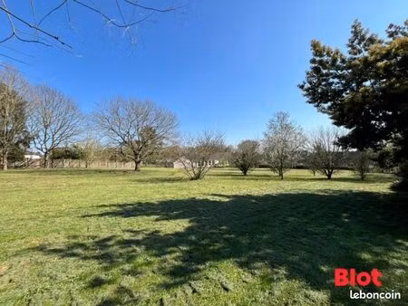 terrain 4 712 m² corps nuds