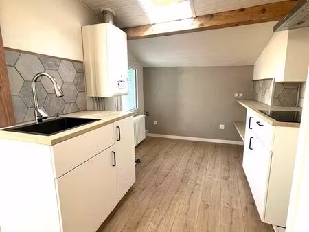 appartement t2 rénové – 33 m² carrez (46 m² utiles) – dernier étage