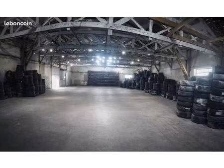 entrepôt de stockage avec quais de chargement