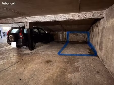 place moto parking couvert