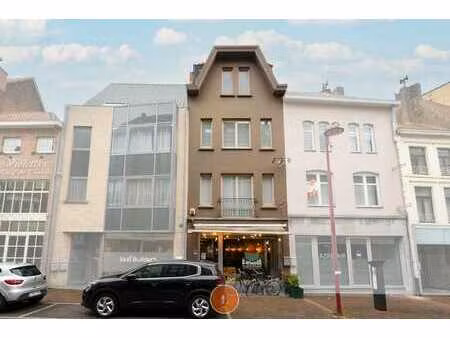 handelspand met charmante gevel in hartje centrum menen