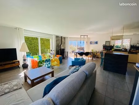 maison de plain-pied de 150 m2 dotée de 4 chambres et d’un double garage de 40m2