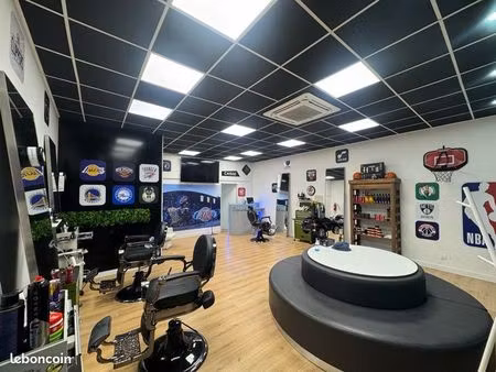 salon de coiffure moderne avec équipement inclus à vendre