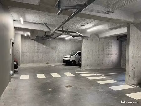 place de parking proche de la gare de vertou