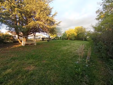 terrain plat clôturé arboré