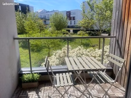 studio avec espace nuit séparé et parking