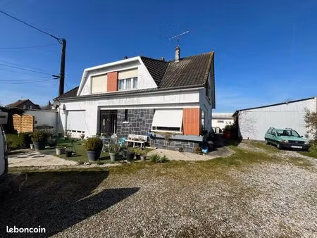 ensemble composé d’une maison de 180 m2 plus une surface commerciale de 80 m2