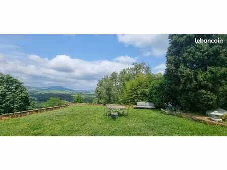 maison de 297 m2 avec 2 entrées séparées ( possibilité d'activité professionnelle )