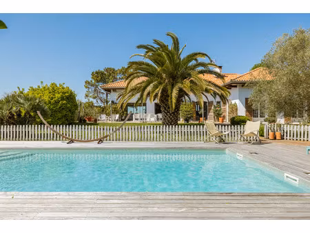 maison lumineuse nichée dans un écrin de verdure entre plages et campagne