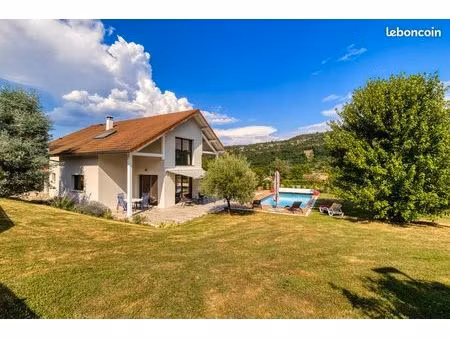 villa 5 pièces 170 m²
