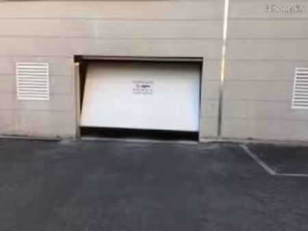 parking moto sécurisé