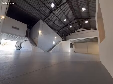 local commercial rénové d'environ 350 m² situé zone d'activité de pertuis