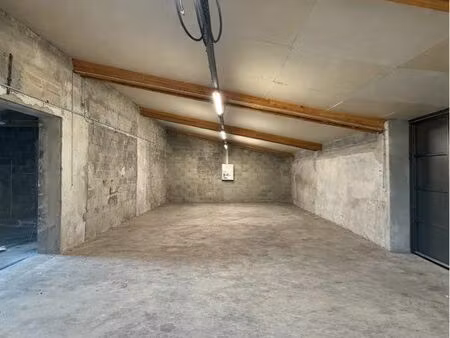 local 175 m² - accès utilitaire - parking - sanitaire