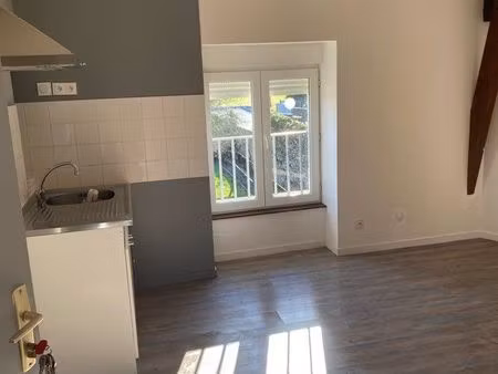 à louer appartement t3 plein sud  lumineux  face grand parking au 2ème étage