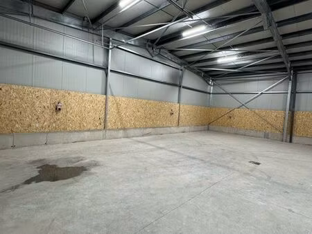 local industriel 200 m2 + 200 m2 parking