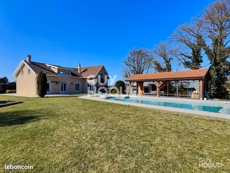 propriété 8 pièces 230 m²