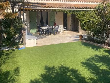 belle villa de plain-pied sur un terrain arboré de 976 m²