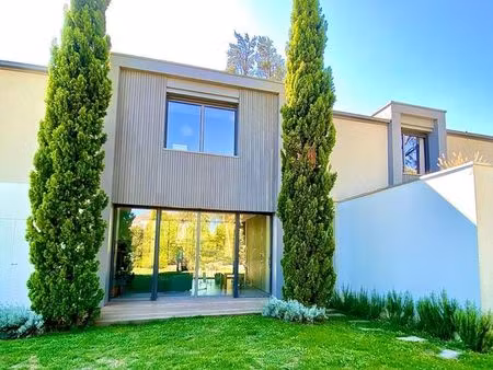 maison d'architecte dans un écrin de verdure