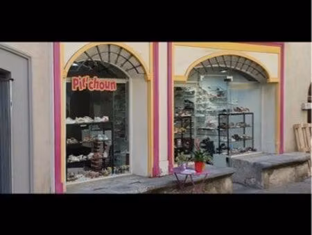 pas de porte et murs commerciaux