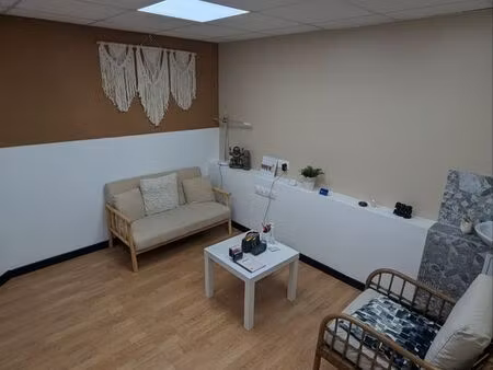 local professionnel dans centre de santé médical/ paramédical