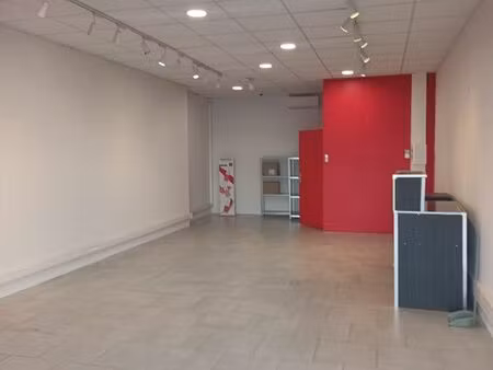 local commercial 65 m2 senas 13560