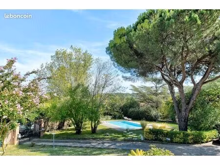 maison de plein pied avec piscine  beau jardin et studio indépendant