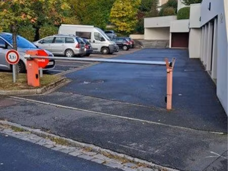 parking extérieur à proximité de la clinique saint-hilaire