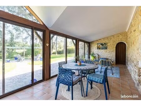 chaumiere longere avec veranda sur parc arbore