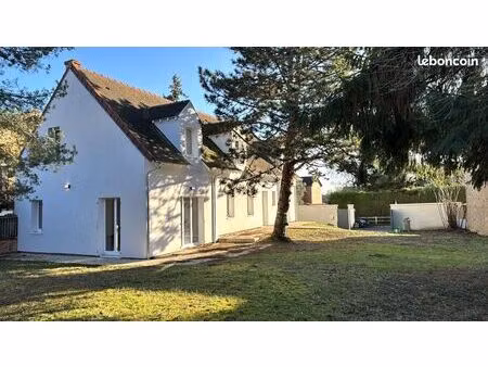 grande maison familiale avec beau jardin