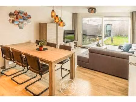 gelijkvloers appartement met tuin en garagebox.