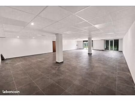 tertiaire ou commerce 160m2 parking privé gratuit sur site