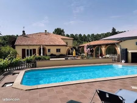 maison de 312 m² + t1 bis + dépendance  double garage  piscine  terrain de tennis