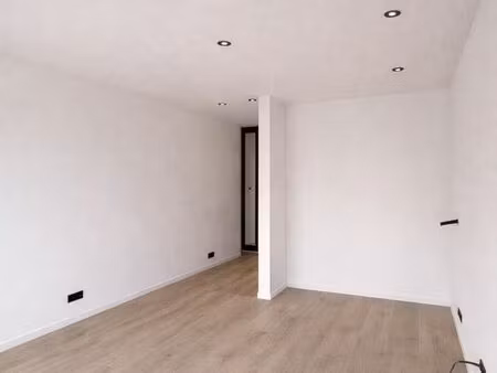 bureau 30 m2 neuf  lumineux – salle de bain – extension possible – parking