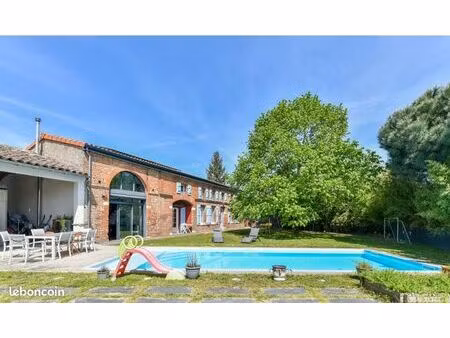 grande maison de caractère  jardin clos de 1000m² et piscine - un air de campagne en ville