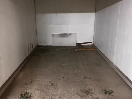 box 13 / 14 m2 - proche gare accès a13 - sécurisé