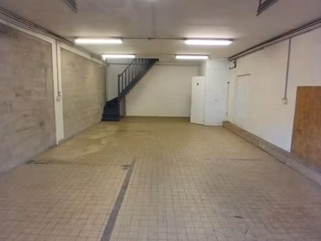 local professionnel + espace bureau salle de pose