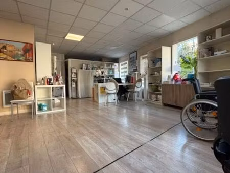 local 84 m² poissy