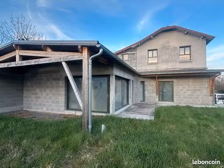 maison avec piscine vendue en l'état