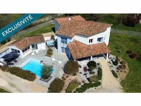 villa d'exception avec piscine et pool-house